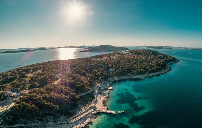 Ladja Zvjezdica poleti trikrat dnevno vozi iz Šibenika na Obonjan.