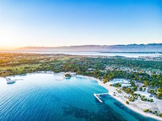 Vsi bazeni in večina objektov za zabavo ter druge aktivnosti so nad peščeno plažo.