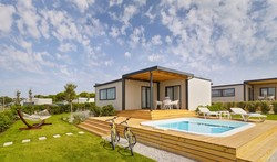V Areni Grand Kažela stavijo na bazene in vrhunsko namestitev, na primer Deluxe Camping Ville z velikim vrtom in masažnim bazenom.