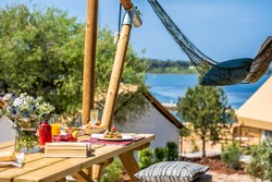 Arena One 99 Glamping (199 šotorov, popolnoma zlitih z naravo) promovira koncept Mindful glamping po načelu tukaj in zdaj.