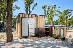 Camping Bijela Uvala od lani ponuja 12 udobnih parcel z zasebno kopalnico (WC, tuš, umivalnik z ogledalom in sušilnikom las), zunanjim koritom in hladilnikom.