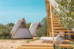 Na mirnem obrobju kampa so šotori Glamping Lodge.