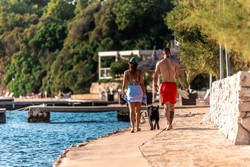 Na obali sta tudi marina in restavracija Olivia, kjer prisegajo na zdravo dalmatinsko kuhinjo iz lokalnih surovin.