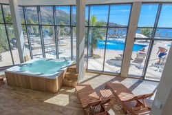 Poleg zunanjih bazenov s Pool Barom si (ob doplačilu) privoščite še wellness s savnami, jacuzziji, masažami in fitnesom.