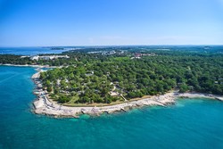 Zelena Laguna in drugi poreški kampi razvajajo s senčnimi parcelami, ki se blago spuščajo do razgibane obale.