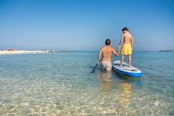Plavalni in otroški bazen z dvema toboganoma ter prodnata plaža s centrom vodnih športov in novim plažnim barom omogočajo obilico vodne zabave.