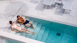 Wellness Aquapura Spa vas razvaja z zunanjim ogrevanim bazenom, panoramsko savno in fitnesom.