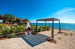 Parcele Luxury Mare poleg prve vrste ob morju nudijo še tuš, žar in senčni nadstrešek.