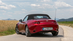 Mali roadster je v tej obliki na trgu že od leta 2015, a z manjšimi estetskimi popravki uspešno ohranja svež videz.