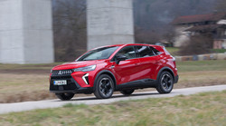 Jasno je, da gre za dvojčka renaulta symbioz, od katerega se razlikuje predvsem po sprednjem delu z značilno Mitsubishijevo masko in po grafiki zadnjih luči.
