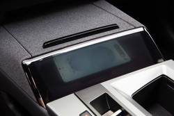Odlagalnih mest je več kot dovolj, zanimiva je tudi rešitev brezžične polnilne postaje za telefon, ki se skriva za prozorno plastiko, da je telefon vedno viden. 