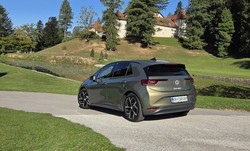 Mere prenovljenega ID.3 so praktično enake kot pri predhodniku, s streho in prtljažnimi vrati v barvi karoserije pa je sedaj bolj podoben klasičnim hišnim modelom.