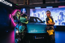 Ob popolnoma novi omodi 4 sta obiskovalce pozdravljali futuristični bojevnici, kot bi pravkar stopili iz videoigre. Z njima je znamka še poudarila svojo oblikovalsko usmeritev cyber mecha, povezano s svetom znanstvene fantastike in digitalne kulture. Tudi nova omoda 4 ima nekaj »mecha« značaja omode X.