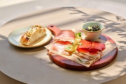 Posebno doživetje je tudi kulinarika:  samopostrežna penzionska restavracija Astarea, plažni bistro Oleander in Basilico Pizza Pasta.