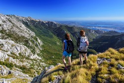 Pohodniki, planinci ali gorski tekači: po razglede se na Velebit poleti povzpnite navsezgodaj, čez dan pa izberite gozdne poti nad soteskama Velike in Male Paklenice.