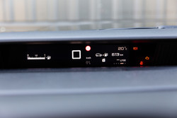 Zaslon pred voznikom prikazuje za vožnjo bistvene podatke, infotainment z osrednjim zaslonom premera 25,4 centimetra ter brezžičnima povezavama android in apple je povprečne kakovosti.