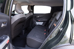 Sedeži advanced comfort s privlačnim večbarvnim oblazinjenjem so udobni, prostora je dovolj tako na sprednjih dveh kot tudi v drugi vrsti. Tam je prostora za dva potnika; trije vštric sedijo zelo na tesno.