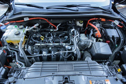 Za pogon vzajemno skrbita bencinski motor s 112 kW (152 KM) in električni s 97 kW (132 KM) moči.