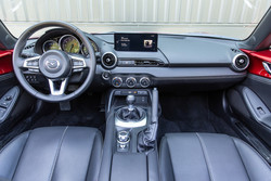 Posodobitve, kot so večji osrednji zaslon in brezžična povezljivost s sistemoma Android Auto in Apple CarPlay, sobivajo s pristno analognostjo voznikovega delovnega prostora.