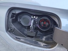 Hitro polnjenje DC je mogoče z močjo do 50 kW (le na polnilnicah s priključkom CHAdeMO, AC do 3,5 kW (enofazno).