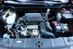Z blagim hibridom podprt 1,4-litrski turbo bencinar porabi okoli sedem litrov.