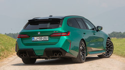 M5 touring ne razume besede skromnost, v načinu z zadnjim pogonom pa kombinacija bencinske in električne pogonske tehnike postane komaj obvladljiva za še tako široke pnevmatike.