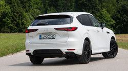 Mazda CX-60 je velik in prostoren križanec. Testni avtomobil je bil odet v doplačilno belo barvo s posebnim postopkom nanašanja takuminuri.