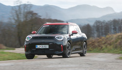 Mini aceman JCW E: As v rokavu