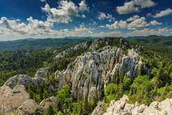 Predlani obnovljena kamnita gradbena mojstrovina Premužićeva pot vas popelje do najbolj divjih predelov Narodnega parka Severni Velebit.