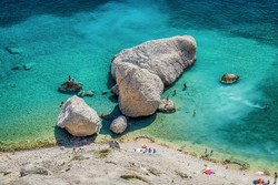 Iz Novalje zaveslajte tudi v zaliv Beritnica na Metajni, kjer pred plažo počivajo 3 ikonične skale.