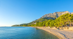 Nad najdaljšo plažo Makarske riviere se v loku vije krasna tučepska promenada.