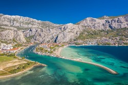 Omiš, kombinacija raznolikih plaž in doživetij ob in na reki Cetini.