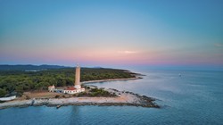 Severozahod otoka zaznamujeta peščena plaža Sakarun in najvišji jadranski svetilnik Veli rat.