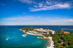 V hotelu Istra so prenovili preddverje, 312 sob in 14 suit ter zunanje bazene s prostori za sončenje, zgradili so tudi nov Tuffo Splash Bar in MaiSky Kids Club.