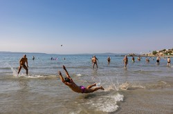 Na mestni peščeni plaži Bačvice domačini igrajo picigin, akrobatski približek odbojki, pri katerem se žoga ne sme dotakniti vode.