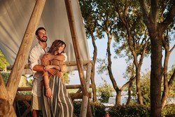 Za kombinacijo bivanja v naravi, kampiranja v slogu in luksuznega udobja izberite popolnoma opremljen glamping šotor ali pa parcelo z žarom ob morju.