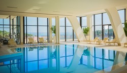 Wellness Otok obsega notranja bazena, fitnes in območje Zen s sredozemskimi tretmaji, savnami ter drugo klasiko.