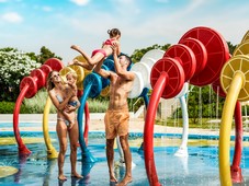 Ob glavnem vodnem parku z 9 bazeni je tudi spray park.