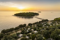 Znameniti otoček je pripadel kampu Koversada Covered, ki zavzema severni del resorta.