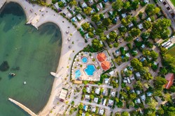 Vse leto odprt kamp Stobreč Split, ki se je z lepo plažo in odlično restavracijo uveljavil kot obvezna popotniška postojanka, je tudi idealno izhodišče za novo krožno Perunovo pot.