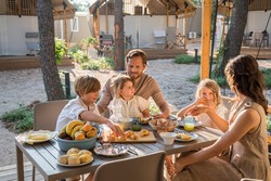 Gostje glamping šotorov in mobilnih hišic si lahko zajtrk naročijo kar na svojo teraso.