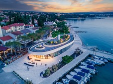 Vezanje mornarskih vozlov in druge delavnice potekajo v Interpretativnem centru pomorske dediščine DUBoak na obali Malinske.