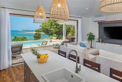 Gostom luksuznih vil Glamping Villa Porto Bus (zasebni bazen) in Bay Villa Porto Bus (zasebni jacuzzi) so na voljo tudi bazeni Porto Bus.