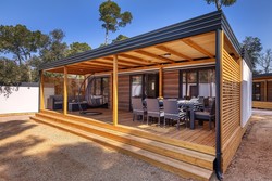 Najbolj imenitne hiške so Glamping (Family) de Lux z odlično opremljeno teraso (29 m2).