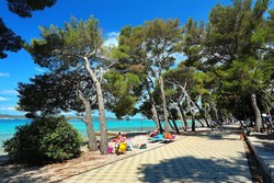 S prodnate plaže kampa boste po senčni promenadi v Biogradu v 10 minutah.