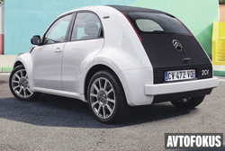 Francoski, a izdelan v Italiji (v Pomiglianu), prvi Stellantisov »E-car«, se bo prvič pokazal na letošnjem pariškem avtomobilskem salonu. V dolžino bo meril 3,70 metra, imel bo pet vrat in električni motor.